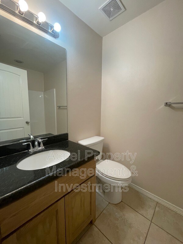 Building Photo - 415 W Pirul St