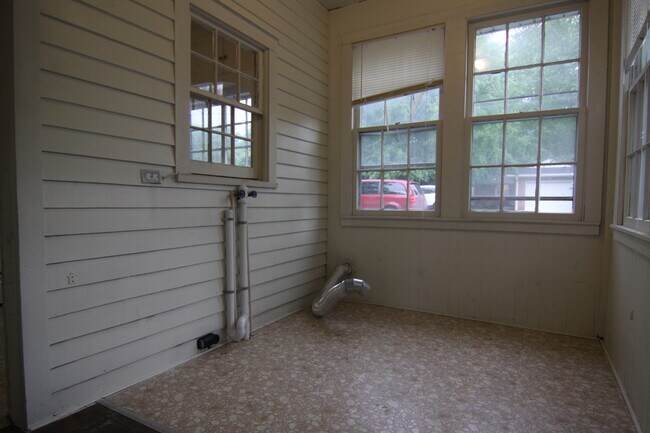 Building Photo - 2 Bedroom Home For Rent 1 Block From APSU!