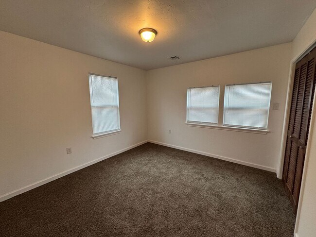 Building Photo - 3 bedroom, 1 bath home for rent in OKC near Del City (Sunnylane and 59th).  Completely remodeled ...