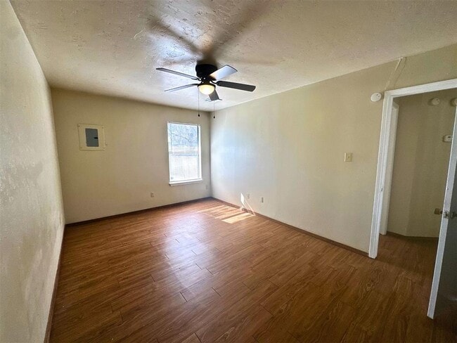 Building Photo - 910 NW Dearborn Ave