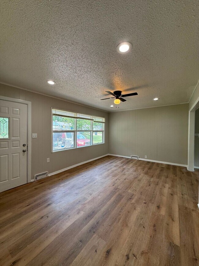 Building Photo - Ruskin Heights - 3 Bedroom 1 Bathroom
