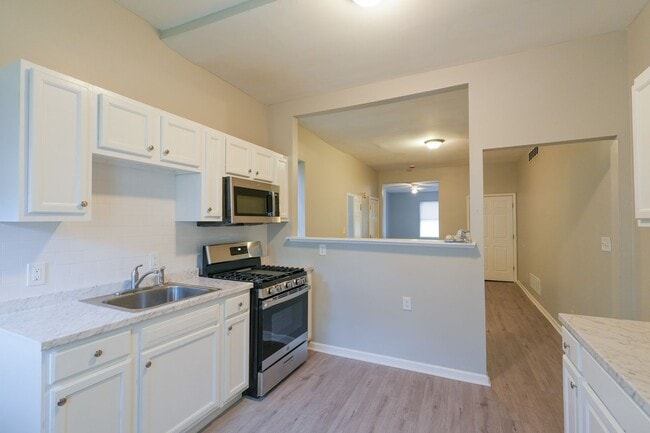 Building Photo - Newly renovated 6 bedroom 2.5 bath in Carroll Park Area