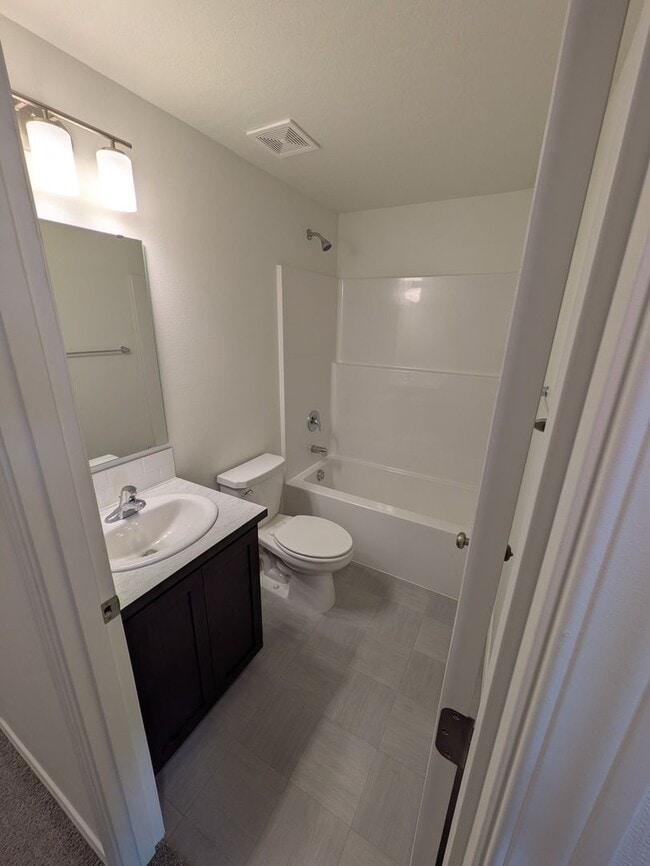 Building Photo - Brand New Townhome!