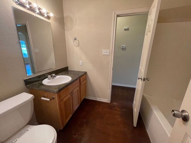 Building Photo - (( SUMMER SPECIAL!!)) Lovely 3/2 Duplex Ho...