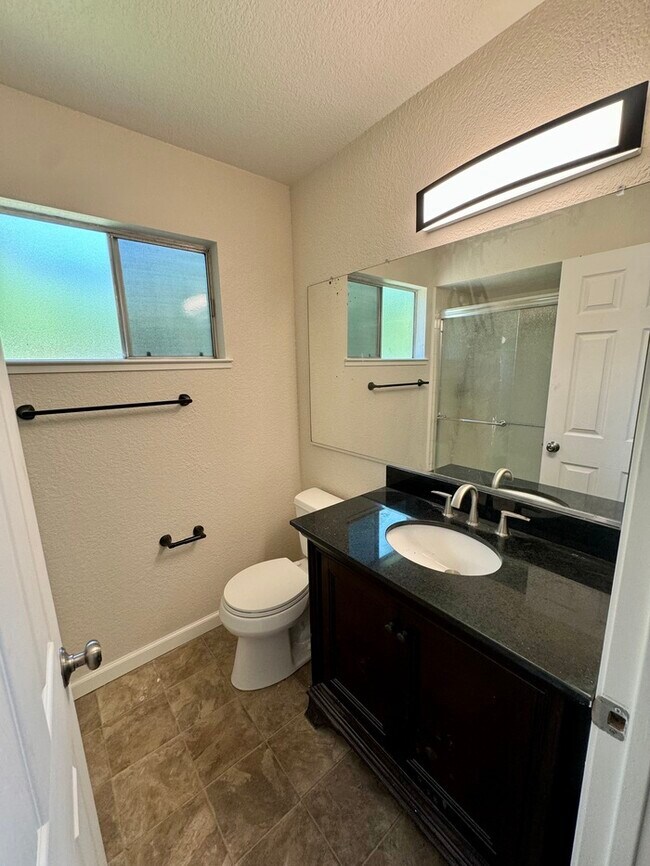 Building Photo - 2/2 duplex in Fair Oaks
