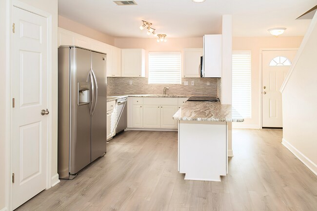 Building Photo - $250 Off First Month's Rent!!