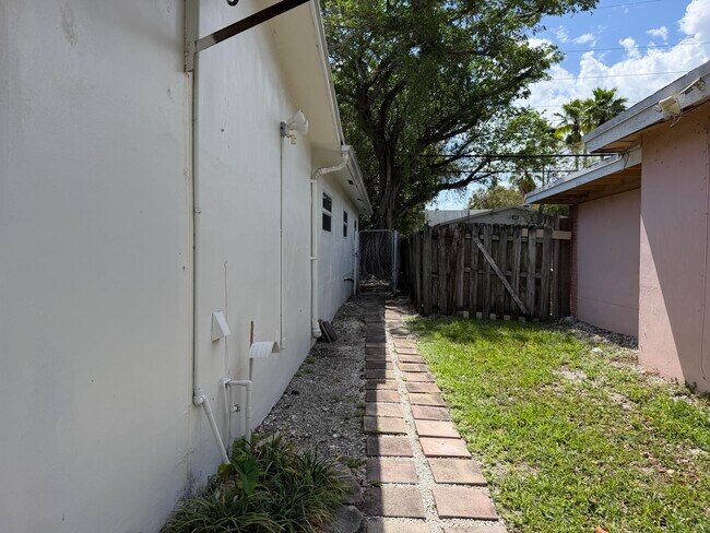 Building Photo - 536 NW 45th St