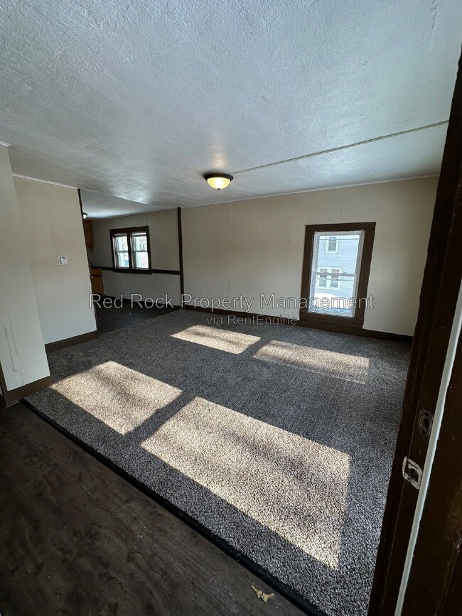 Building Photo - 171 1/2 Linn Street