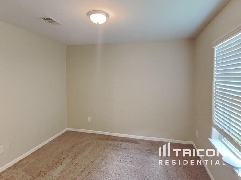 Building Photo - 332 Summer Horse Dr