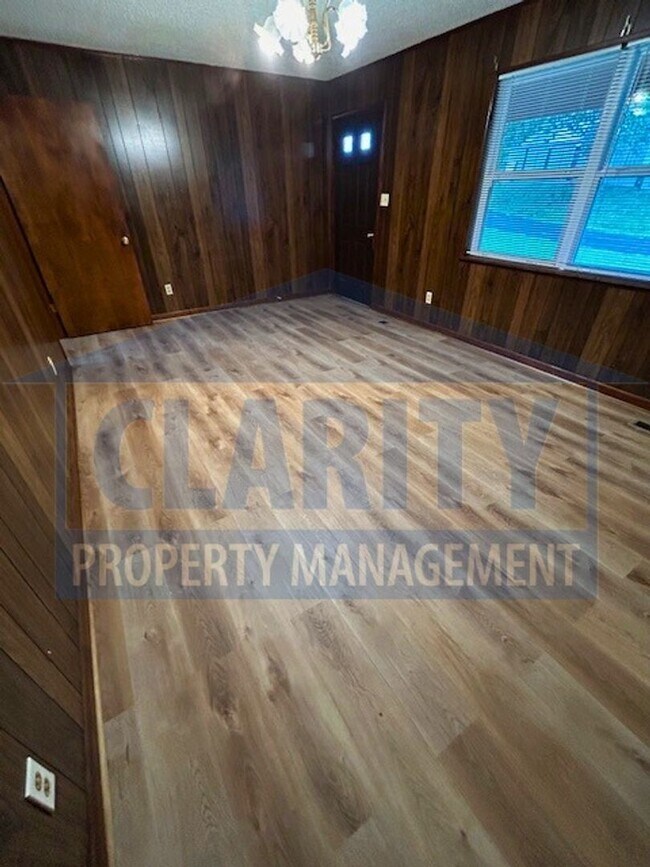 Building Photo - Spacious three bedroom home