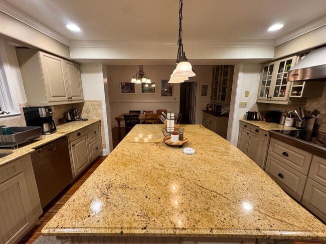 Building Photo - 906 Crescent Cir