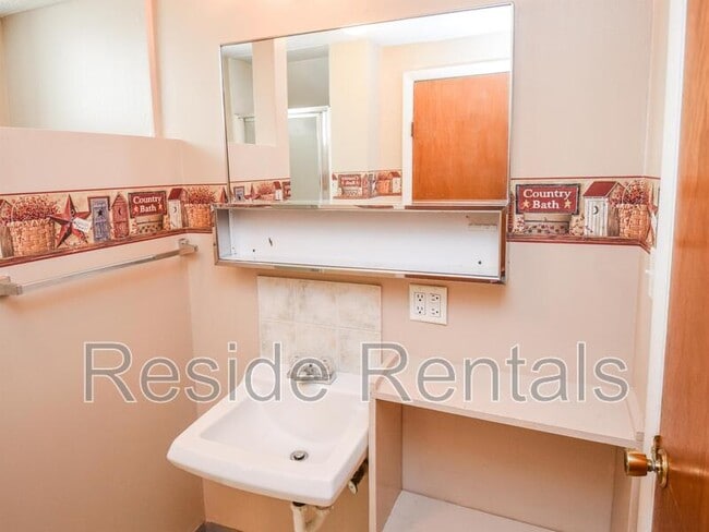 Building Photo - 695 N 150 W