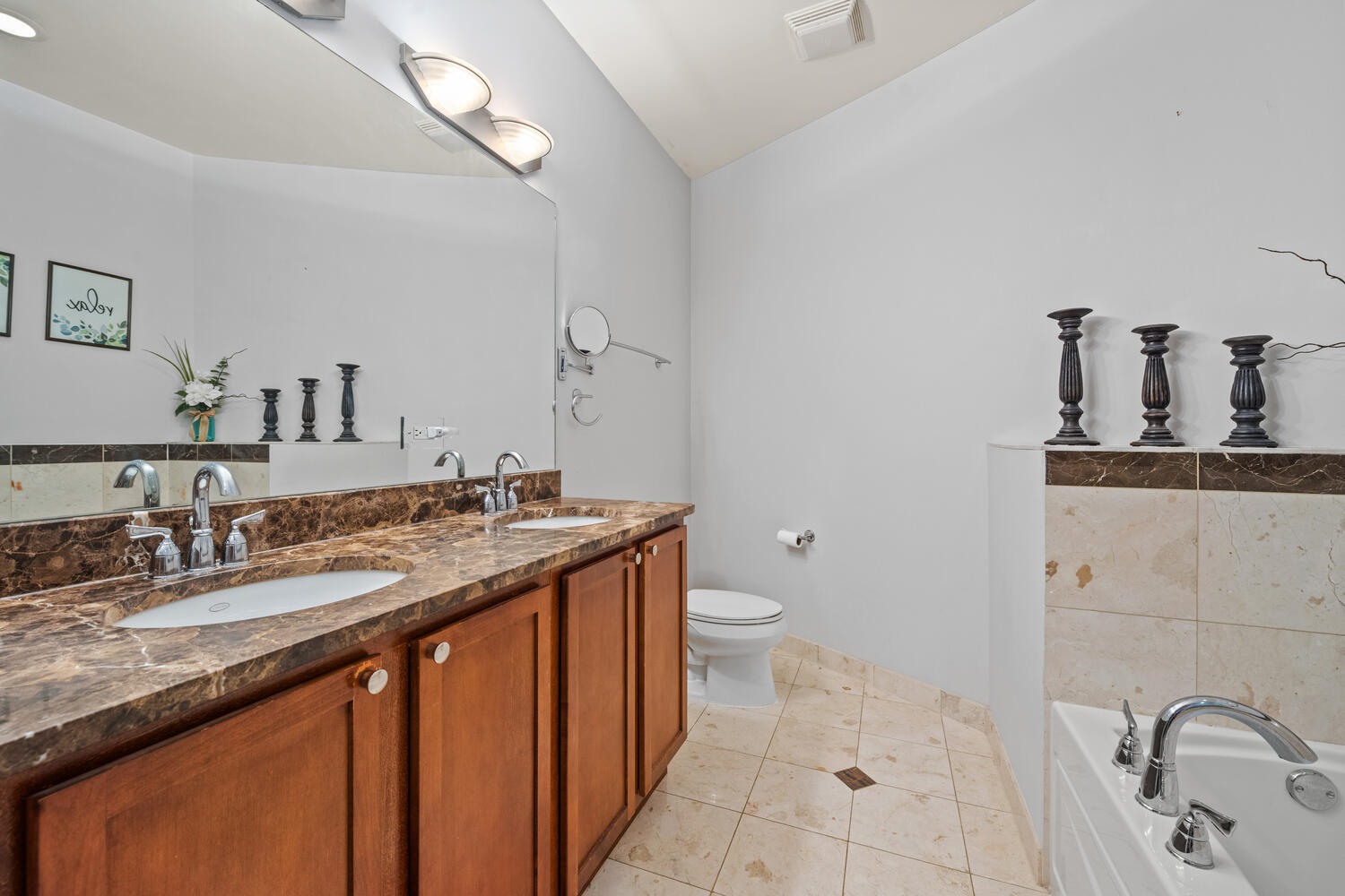 Building Photo - 3021 W Armitage Ave