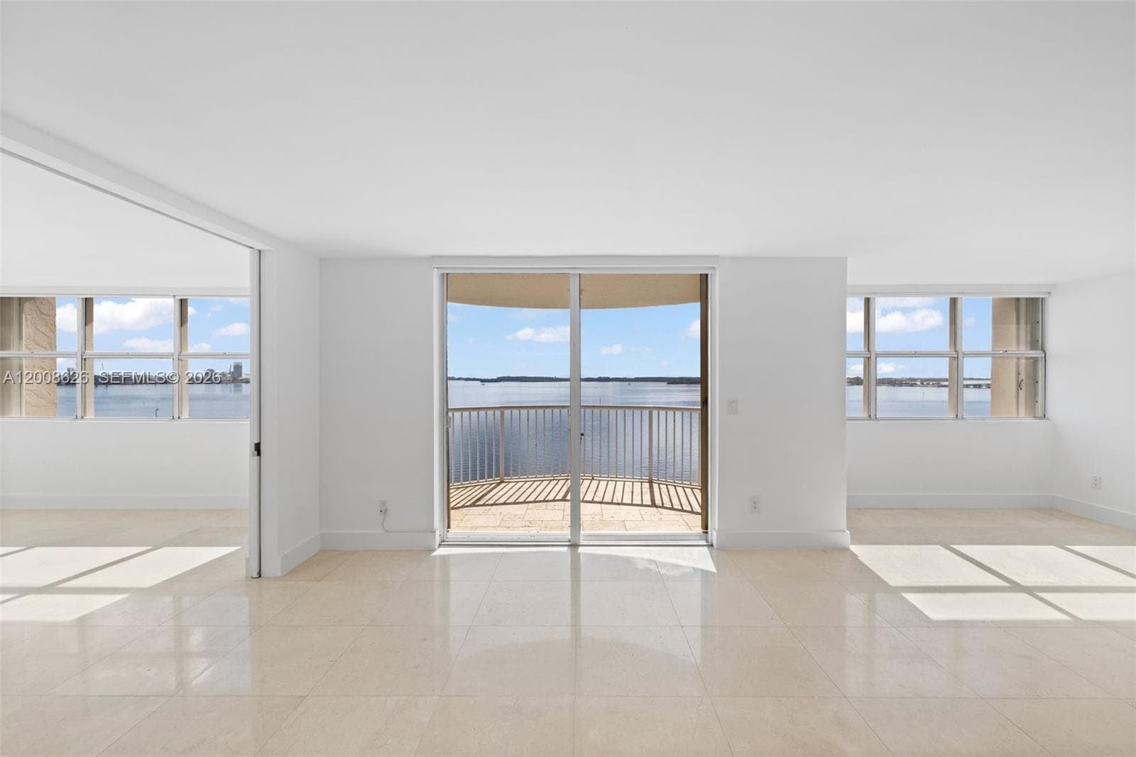 Building Photo - 1420 Brickell Bay Dr