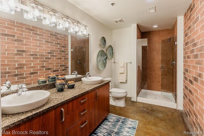 Building Photo - 333 E Parent Ave