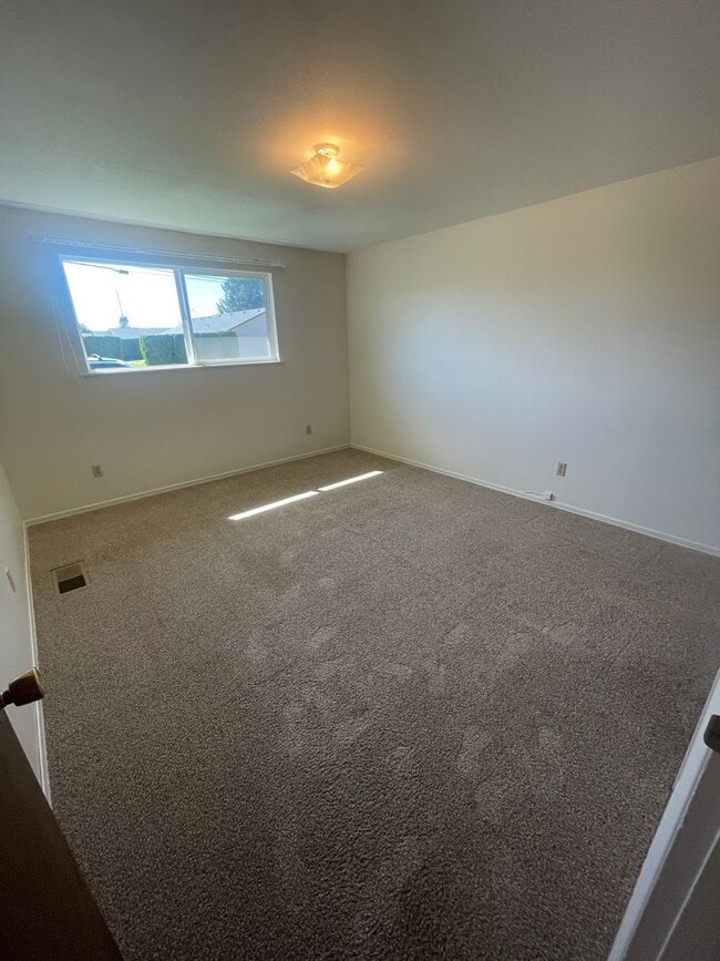 Building Photo - Charming 2 Bedroom Duplex With Fenced Yard...