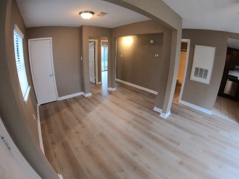 Building Photo - 404 Manuel Dr