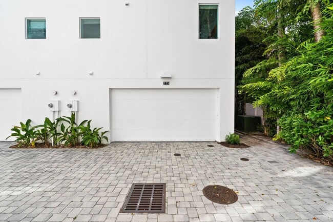 Building Photo - 775 NE 4th Ave