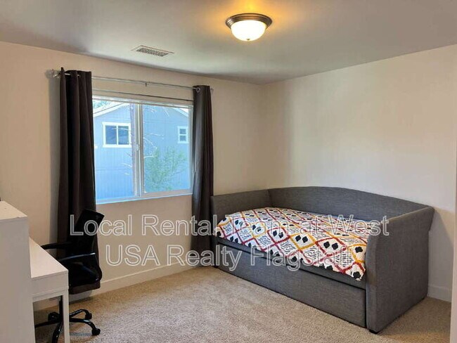 Building Photo - 2705 W Windtree Dr