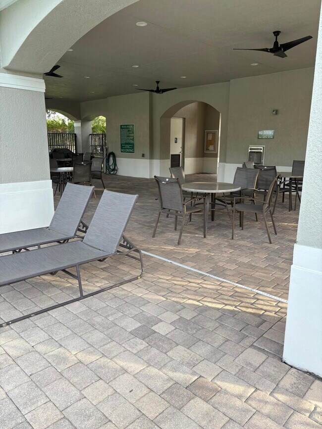 Building Photo - 9280 Silver Glen Way