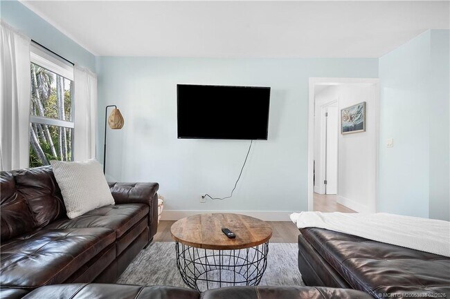 Building Photo - 901 E Madison Ave