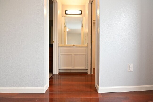 Building Photo - 930 Alexis Ct