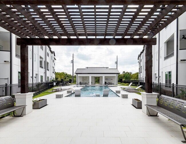 Building Photo - 2804 Grand Fountains Dr