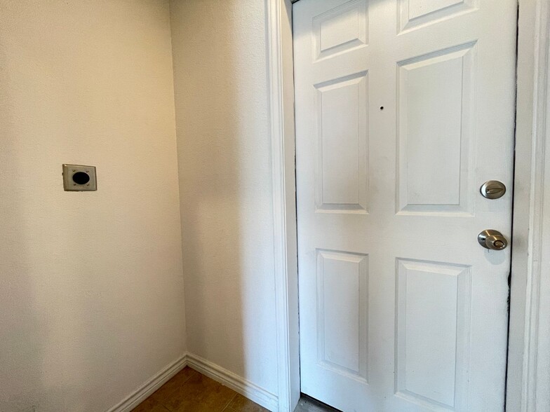 Building Photo - 206 Ariana Ct