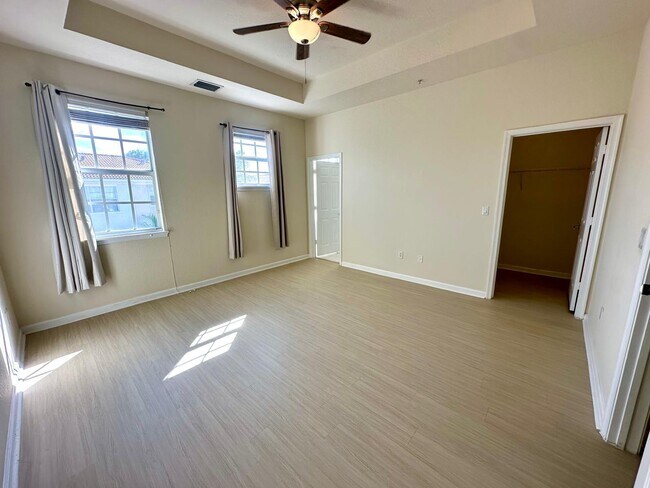 Building Photo - 425 Greenwich Cir