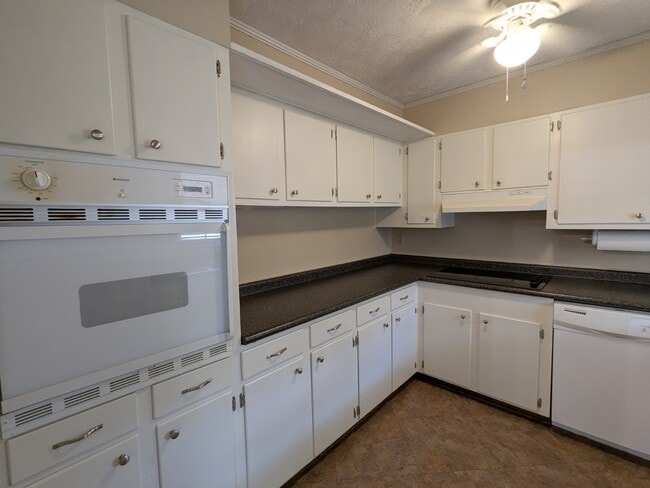 Building Photo - 813 McLemore Dr