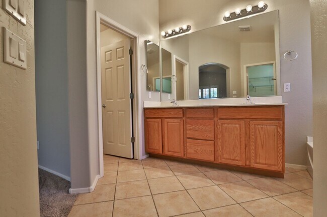 Building Photo - 3 bedroom 2 bath home with a den in san tan valley!