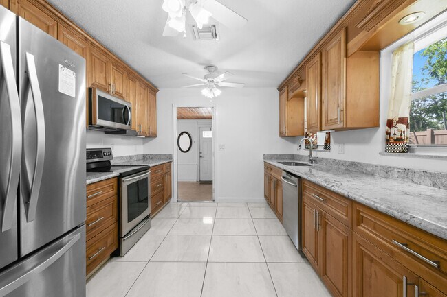 Building Photo - 244 Greymon Dr