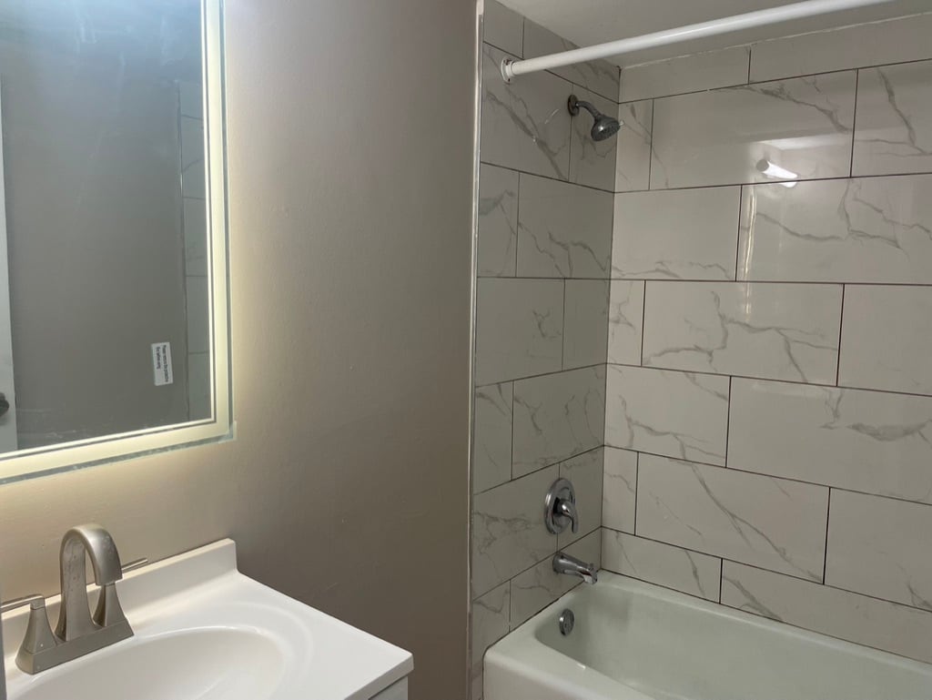 Building Photo - 1047 S Evergreen Ave