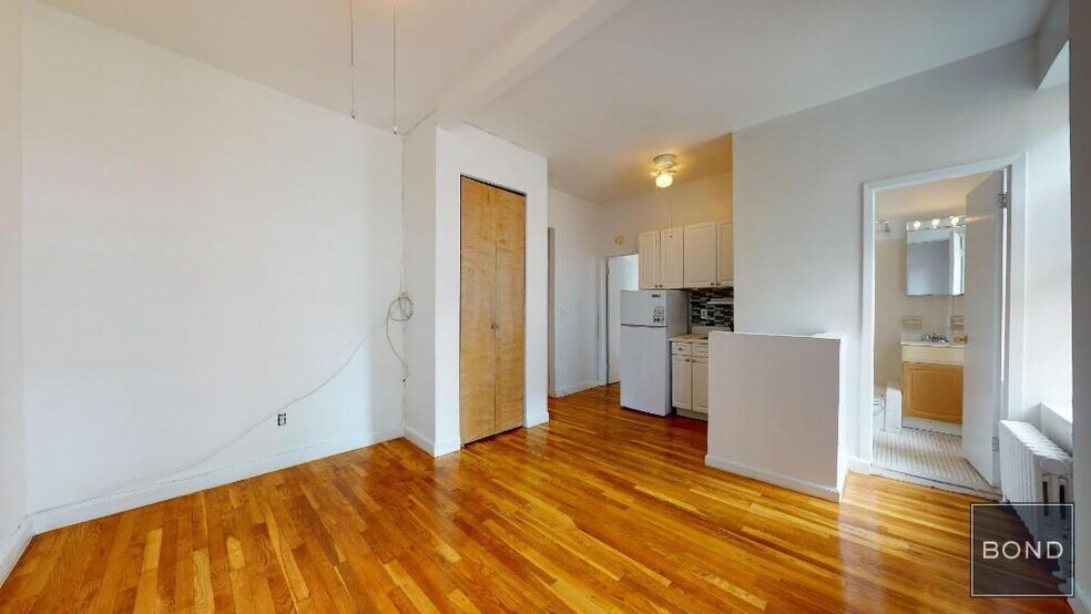 Primary Photo - 324 E 91st St