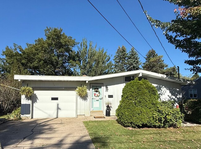 Primary Photo - Three Bedroom / 1.5 Bathroom House AVAILAB...