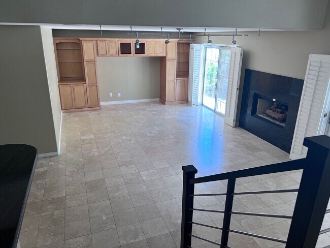 Building Photo - 5-bedroom split level home with GRASS/PRIVATE POOL