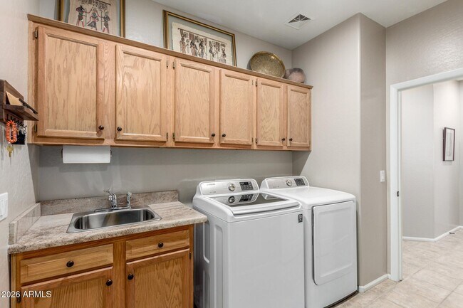 Building Photo - 10606 W Adam Ave