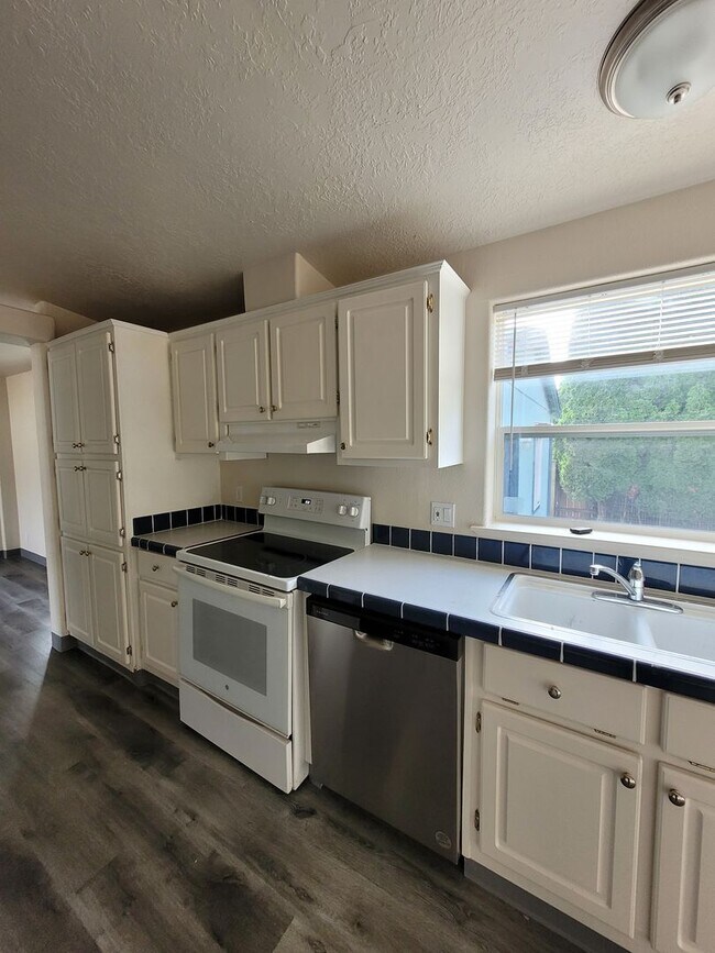 Building Photo - Pet Friendly 3 Bed : 2 Bath Home w/2 Car Garage & Access Ramp (Tangent)
