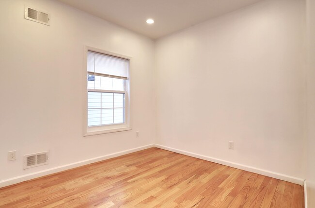 Building Photo - 345 N 2nd St