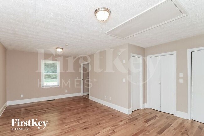 Building Photo - 2835 Twin Springs Dr