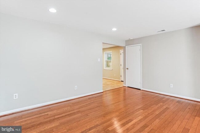 Building Photo - 102 Barnsfield Ct