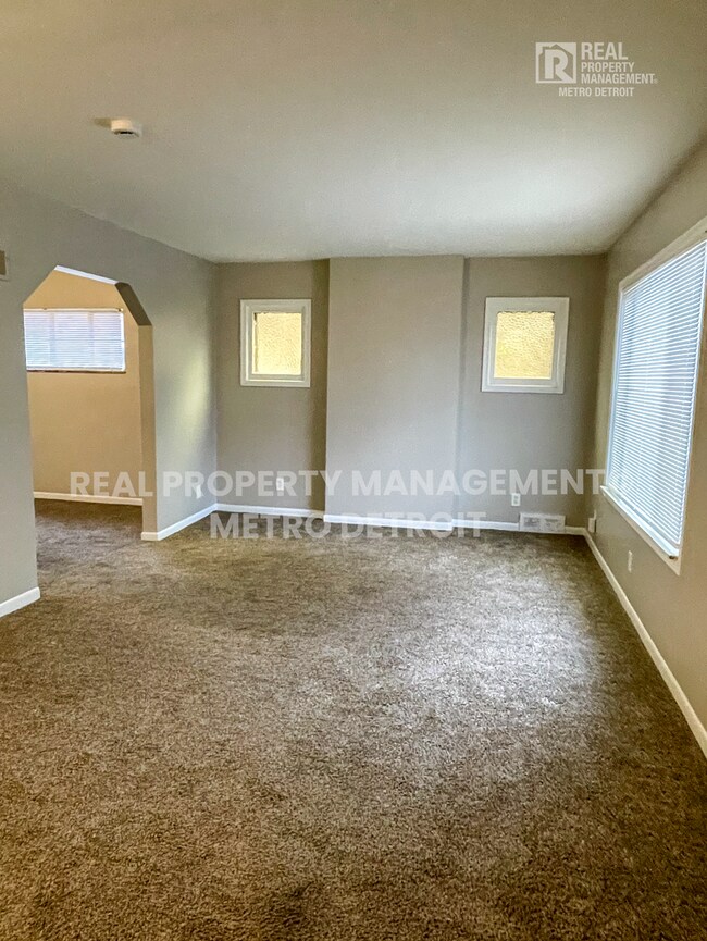 Building Photo - UPDATED TRADITIONAL COLONIAL