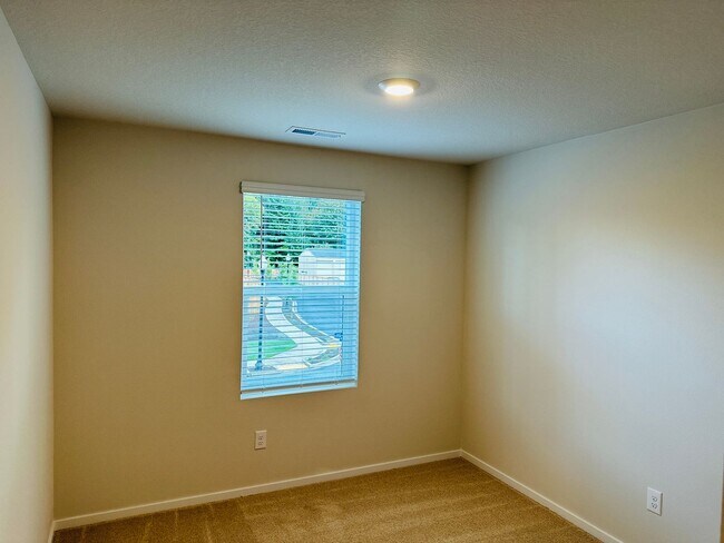 Building Photo - Beautiful Brand New 5 Bedroom Home!