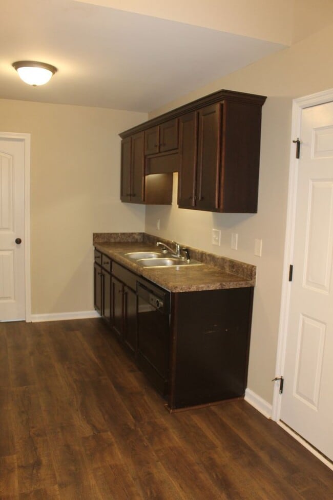 Building Photo - 3 Bed/2 Bath Home - 10 minutes to SJAFB!