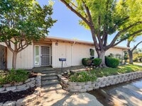 Building Photo - Spacious 3 Bed 2 Bath Home
