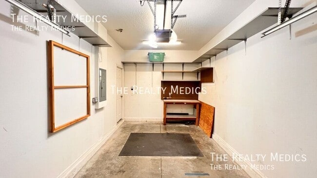 Building Photo - 612 Old Pine Ct
