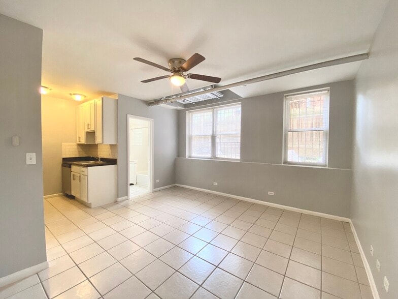 Building Photo - 4241 N Kenmore Ave