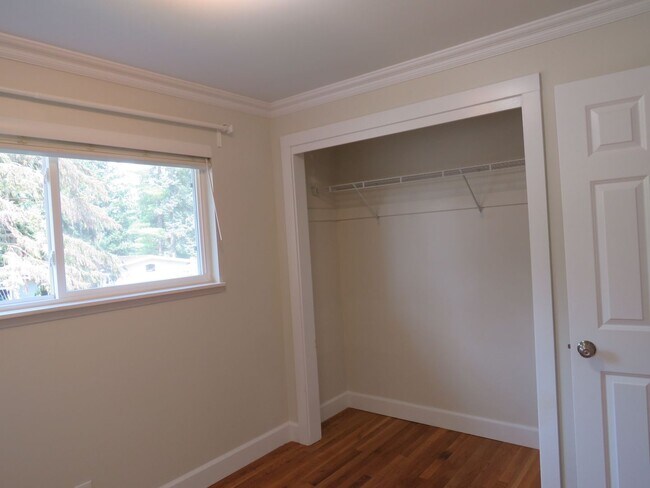 Building Photo - Bellevue Robinswood Mid Century 4bed/3bath Tri-Level $3800.00
