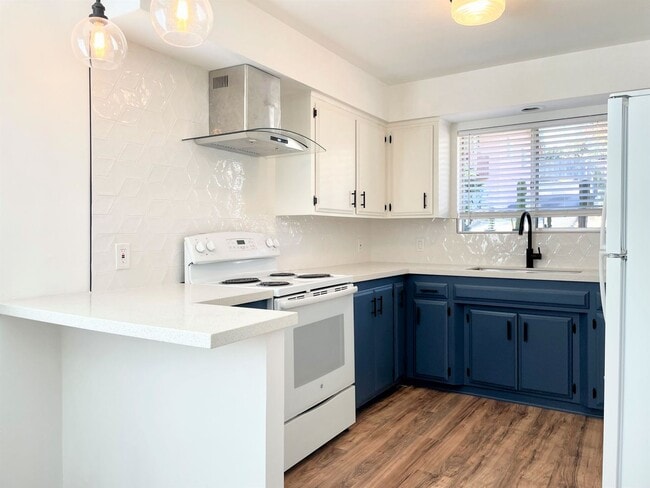 Building Photo - Remodeled Single Level Duplex!