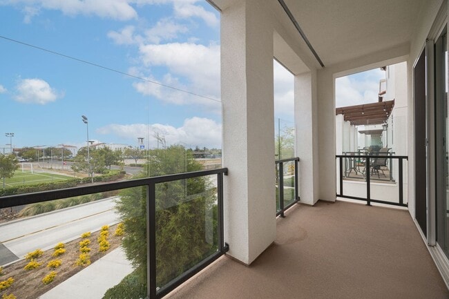 Building Photo - Perfectly located 4-bedroom townhouse in c...